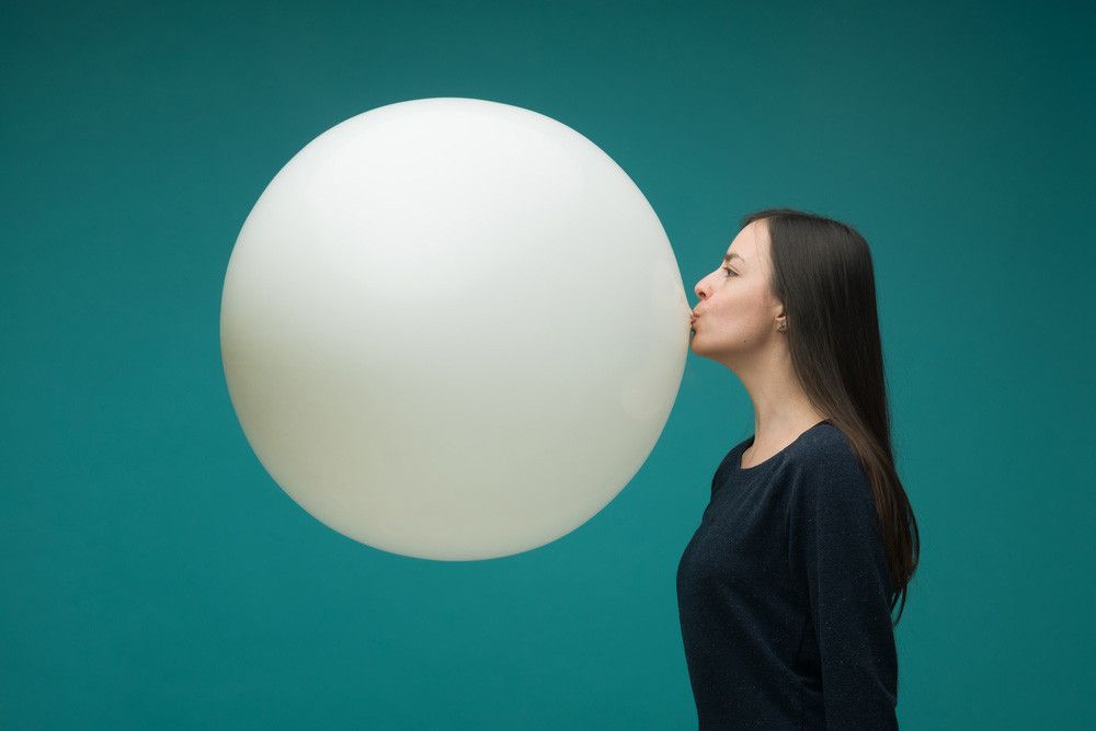 Meniup Balon dengan Mulut, Berbahaya atau Tidak?