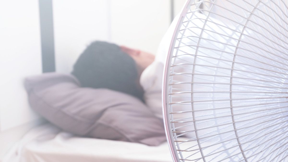 8 Bahaya Tidur dengan Kipas Angin, Apa Saja?