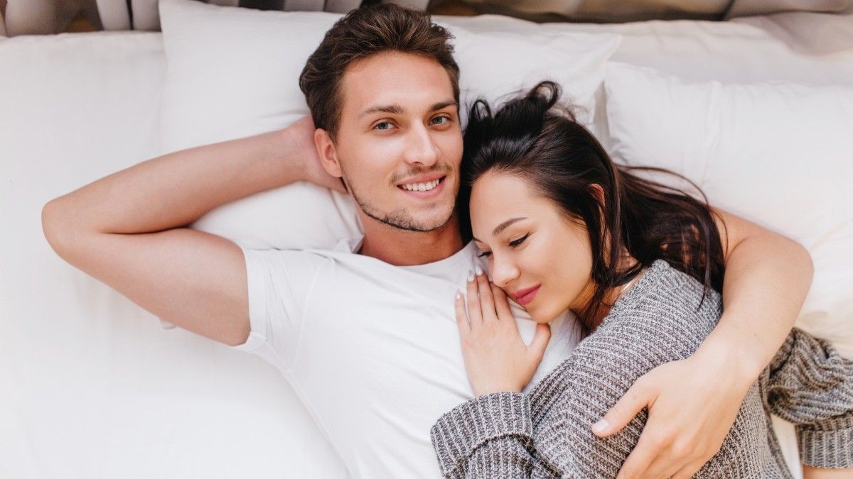 Posisi Tidur Pasangan dan Artinya Menurut Psikolog