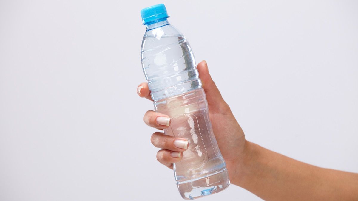 Ada Bakteri dalam Air Minum Kemasan dari Malaysia, Ini Bahayanya