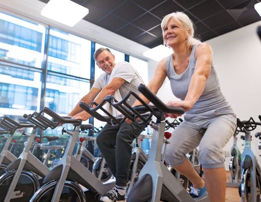 Perlukah Lansia Pergi Olahraga ke Gym?