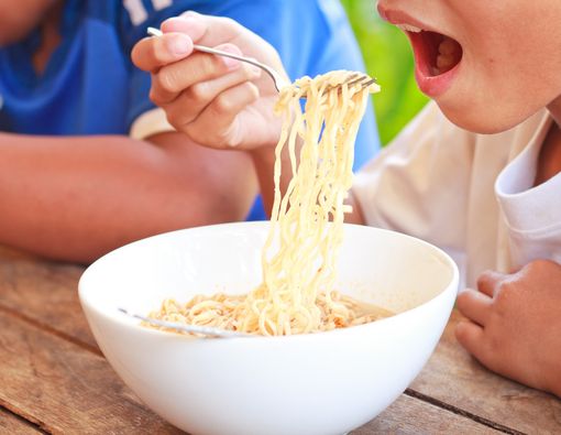 Ini yang Terjadi Jika Anak Hobi Makan Mi Instan
