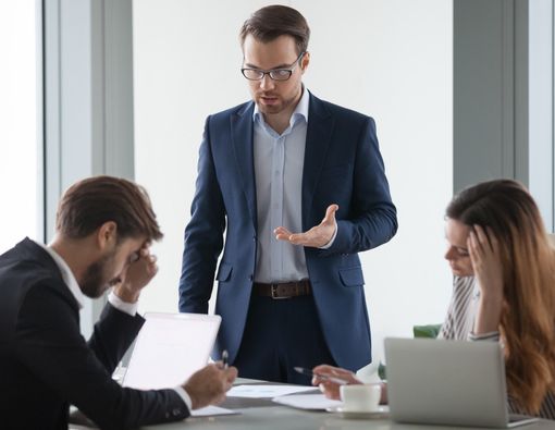 Atasan Pelaku Bullying? Ini Dampaknya pada Kesehatan Mental Karyawan