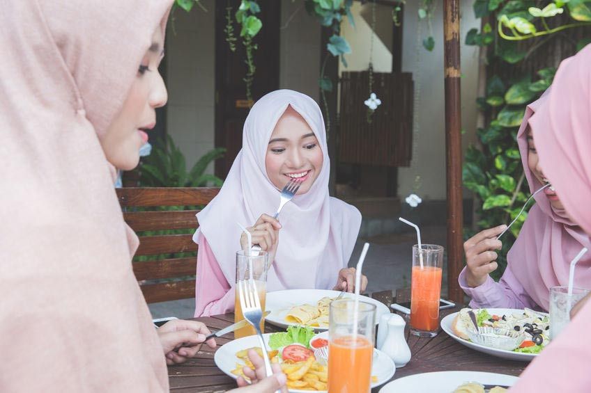 Cara Mengatasi Gigi Ngilu Saat Buka Puasa