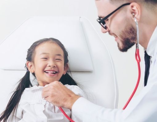 Si Kecil Sakit, Kapan Harus Periksa ke Dokter Spesialis Anak?