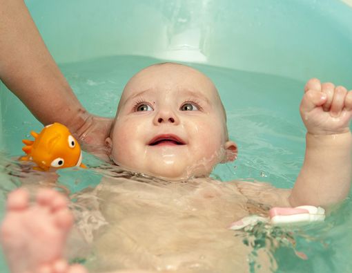 Berapa Kali Mandi yang Dianjurkan pada Bayi dalam Sehari?