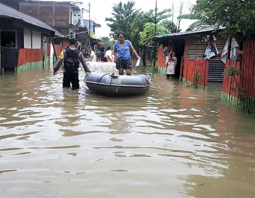 Banjir di Musim Hujan, Waspadai Hipotermia!