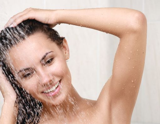 Malas Melepas Lensa Kontak Saat Mandi? Waspadai Ini