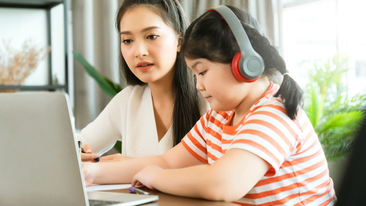Cara Orang Tua Tahan Emosi Saat Dampingi Anak Sekolah Online