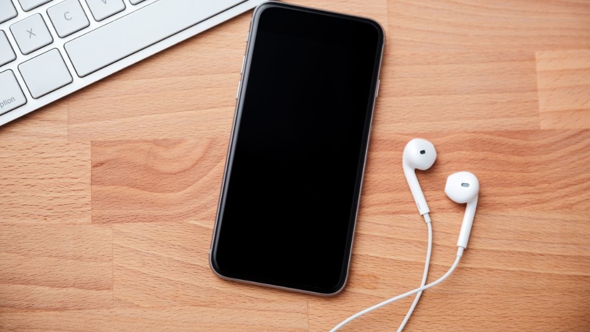Meminjam Earphone Tularkan COVID-19? Ini Kata Dokter