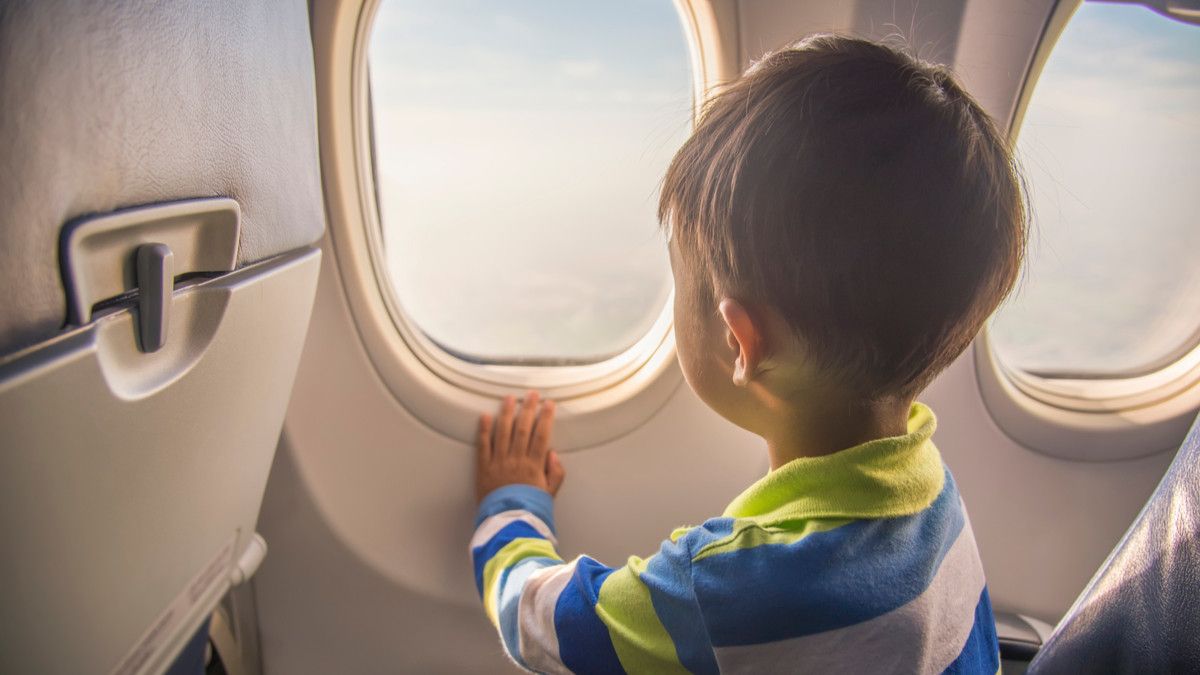 Tips Liburan Naik Pesawat dengan Anak Autis