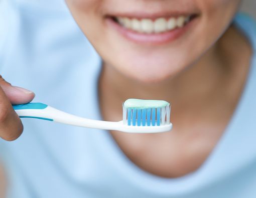 Pentingnya Pakai Pasta Gigi Berbahan Herbal untuk Gigi Sensitif