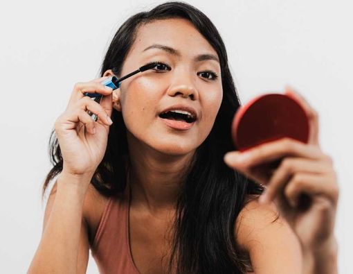 Efek Samping Penggunaan Maskara Setiap Hari