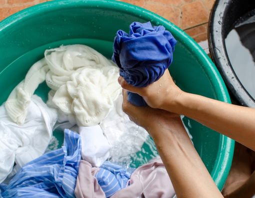 Langkah untuk Mencuci Bersih Pakaian Thrifting agar Layak Dipakai