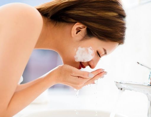 Ketahui Perbedaan Face Wash dan Face Cleanser