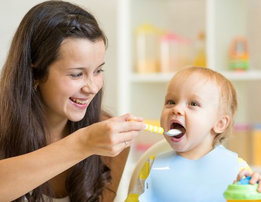 Tips Melatih Balita agar Disiplin Makan