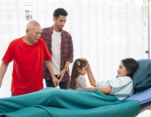 Perlukah Mengajak Anak Menjenguk Kerabat yang Sakit?