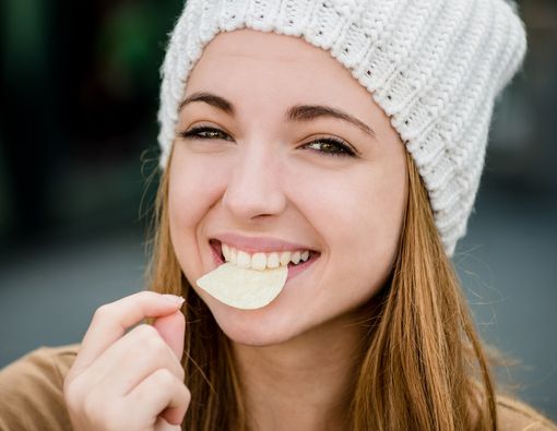 Awas, Sering Makan Keripik Pedas Bikin Sakit Perut