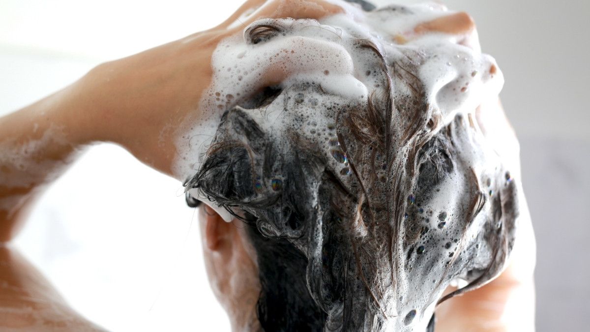 Cara Memilih Sampo yang Cocok untuk Rambut Rontok