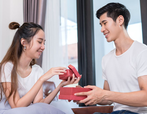 Kenali Apa Itu Love Bombing, Ciri-Ciri, dan Bahayanya