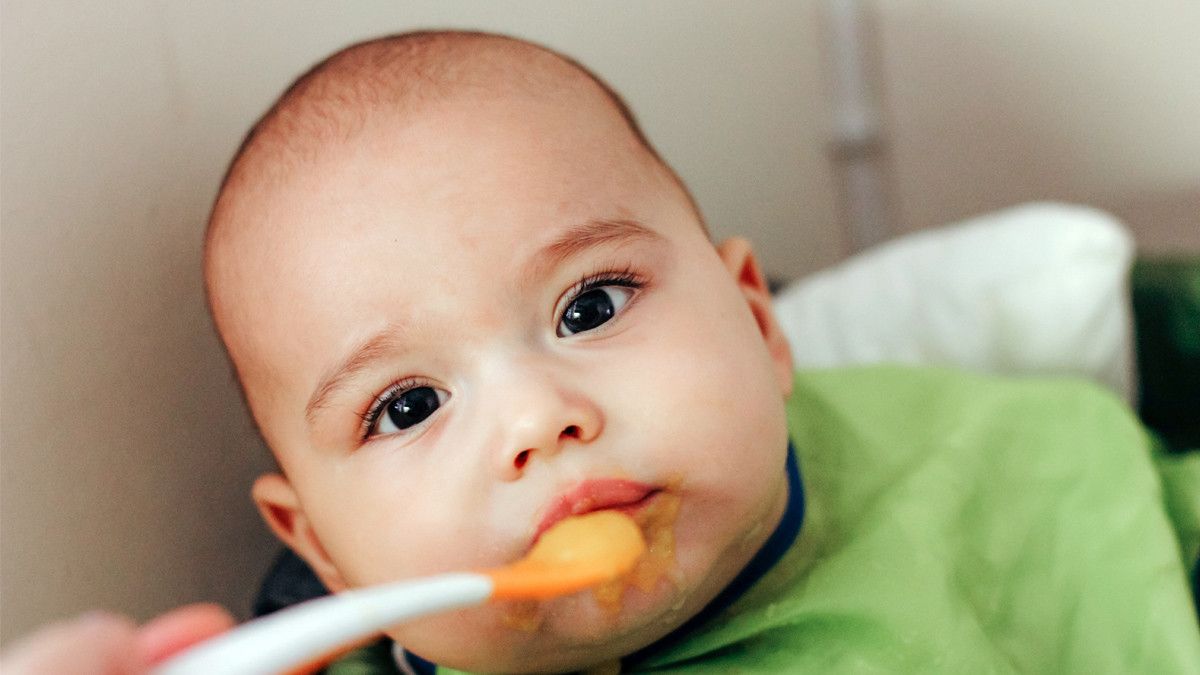 Spoon Feeding atau Bayi Memegang Makanan Sendiri, Lebih Baik Mana?