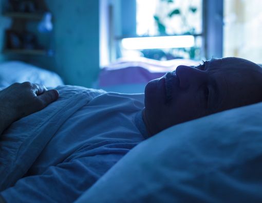 Berbaring di Ruang Gelap Bisa Atasi Sakit Kepala?