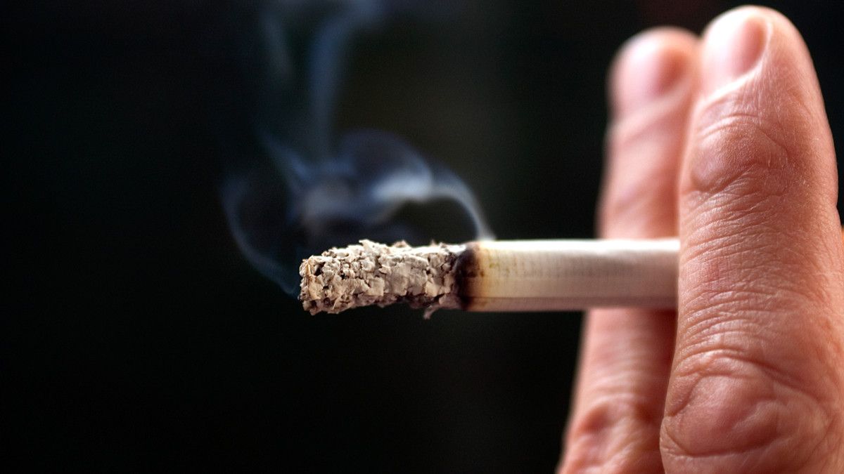 Ini Bahayanya Jika Abu Rokok Kena Mata