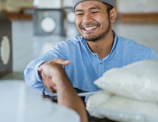 10 Manfaat Bersedekah dalam Menjalani Hidup