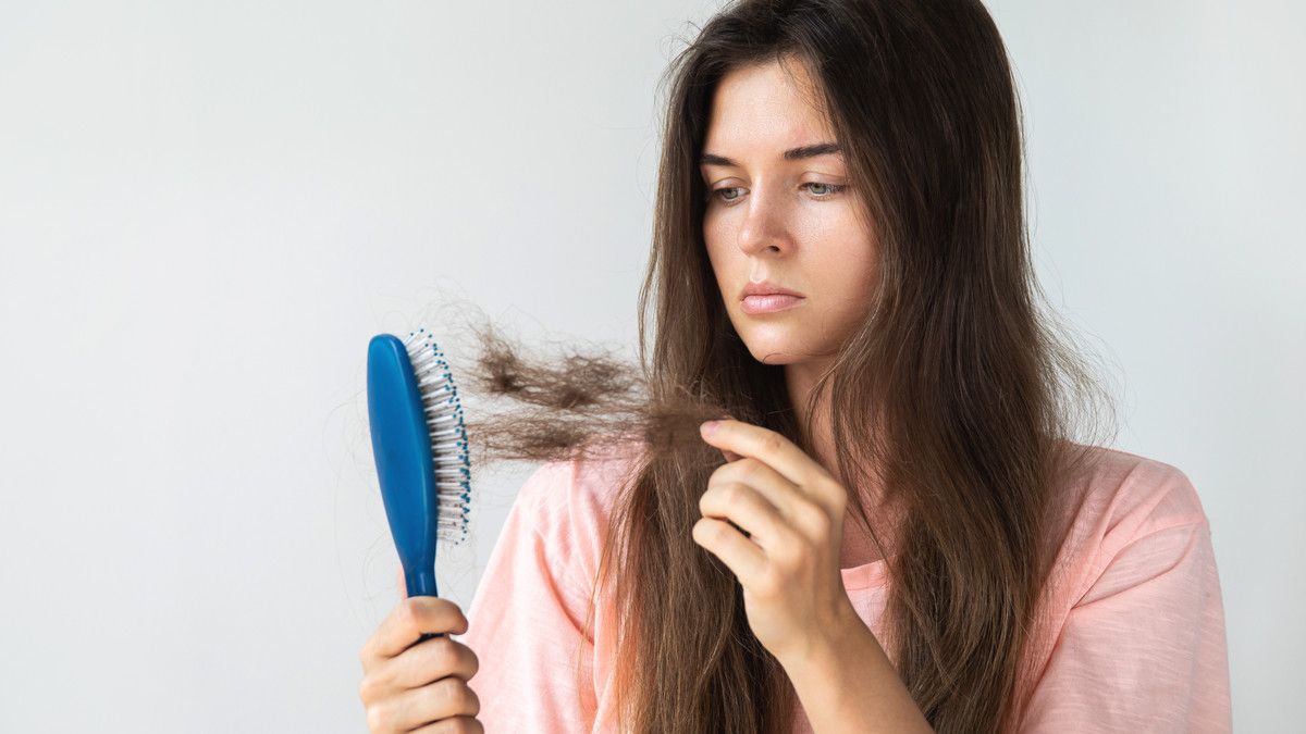 Rambut Sering Rontok, Benarkah Gejala Depresi?
