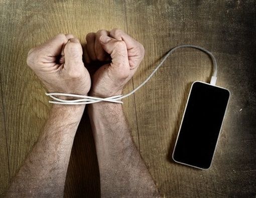 Tidak Bisa Jauh dari Ponsel? Awas Nomofobia!