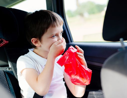 8 Cara Mencegah dan Mengatasi Mabuk Perjalanan pada Anak