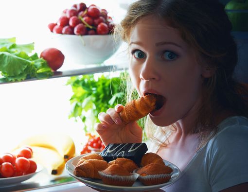 Penyebab Makan Berlebihan pada Malam Hari