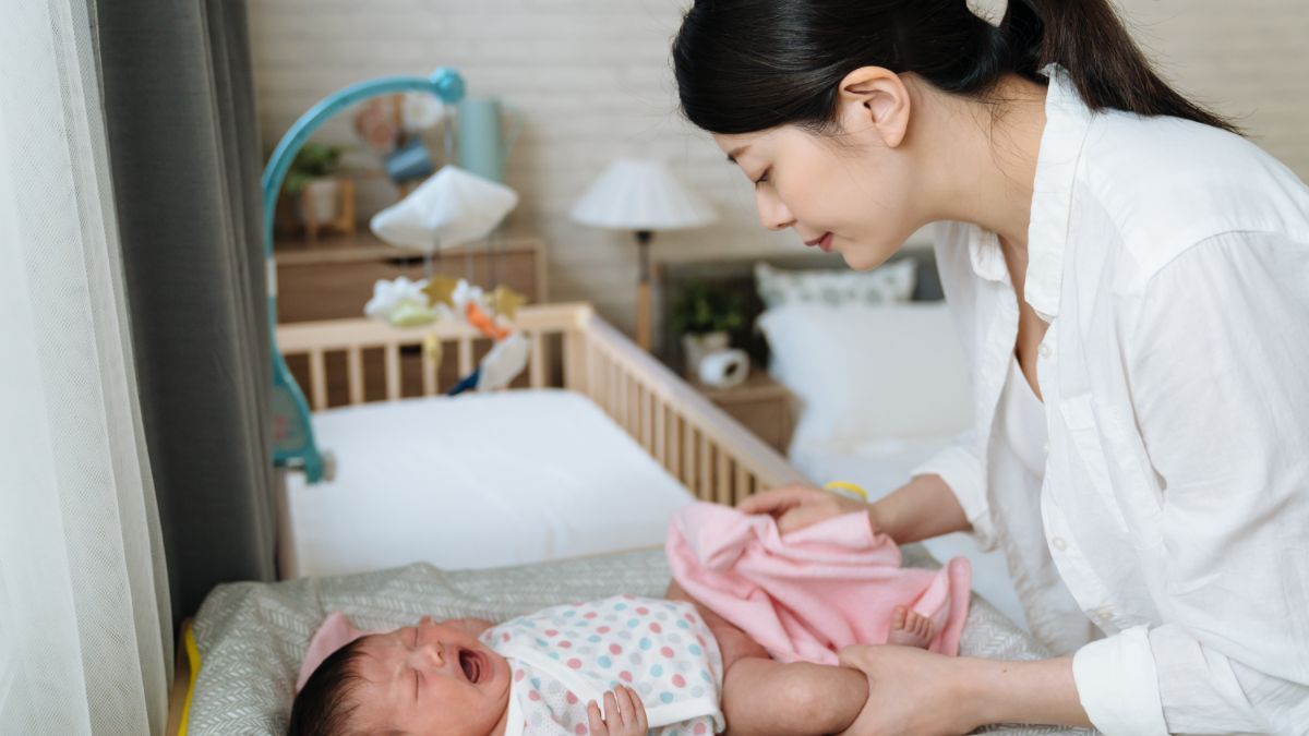 Ada Gumpalan Putih di BAB Bayi, Apa Penyebabnya?