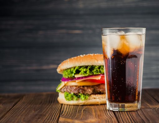 Gila Fast Food? Jangan Konsumsi Hamburger dan Soda Bersamaan!