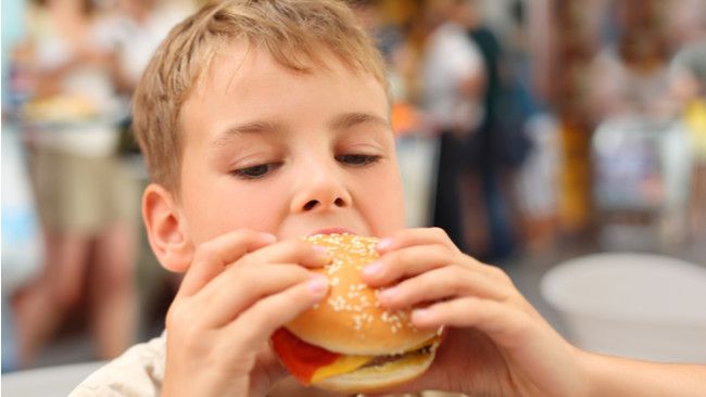 Sering Makan Fast Food, Ini 6 Efeknya pada Tumbuh Kembang Anak