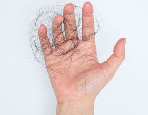 Tak Sengaja Menelan Rambut Saat Makan, Berbahayakah?