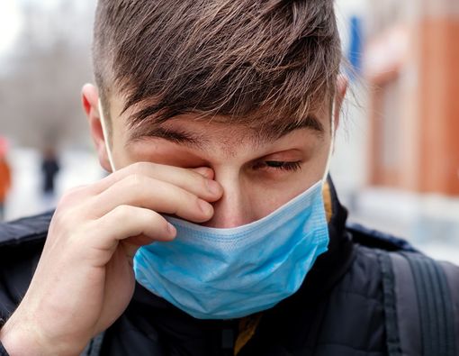 Hindari Mengucek Mata Saat Pandemi COVID-19