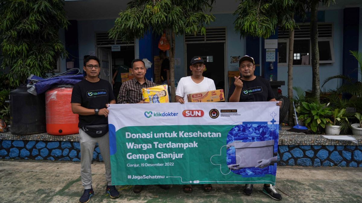 KlikDokter Gandeng Kemenko PMK Salurkan Bantuan ke Cianjur