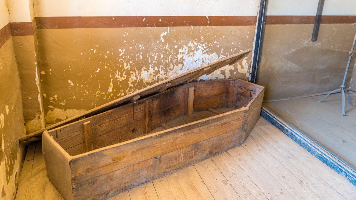 Pelanggar PSBB Dihukum Masuk Peti, Berbahayakah untuk Mental?