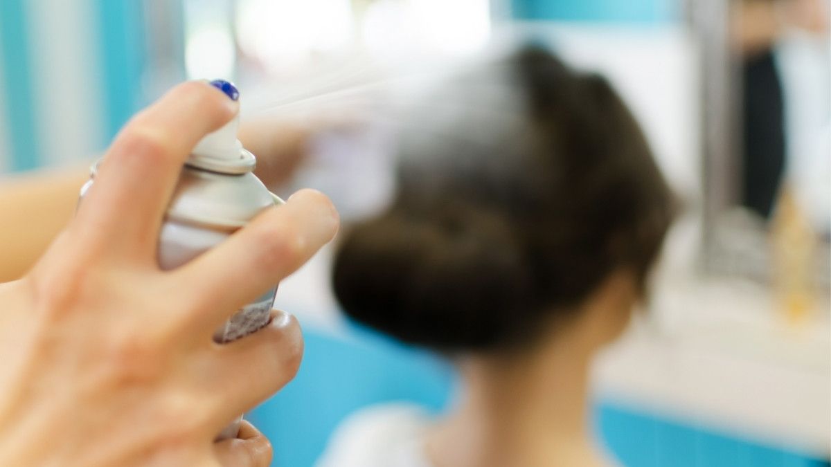 Ibu Hamil Dilarang Pakai Hairspray, Ini Bahayanya!