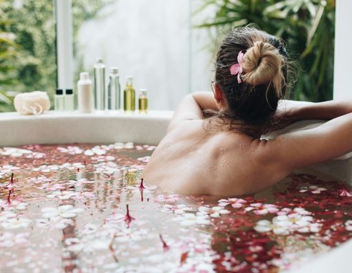 Manfaat Mandi Kembang untuk Kesehatan Bukan Hanya Tentang Mistis