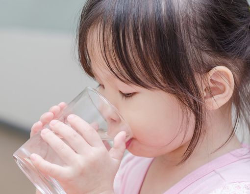 Cara Agar Anak Minum Air Putih Lebih Banyak