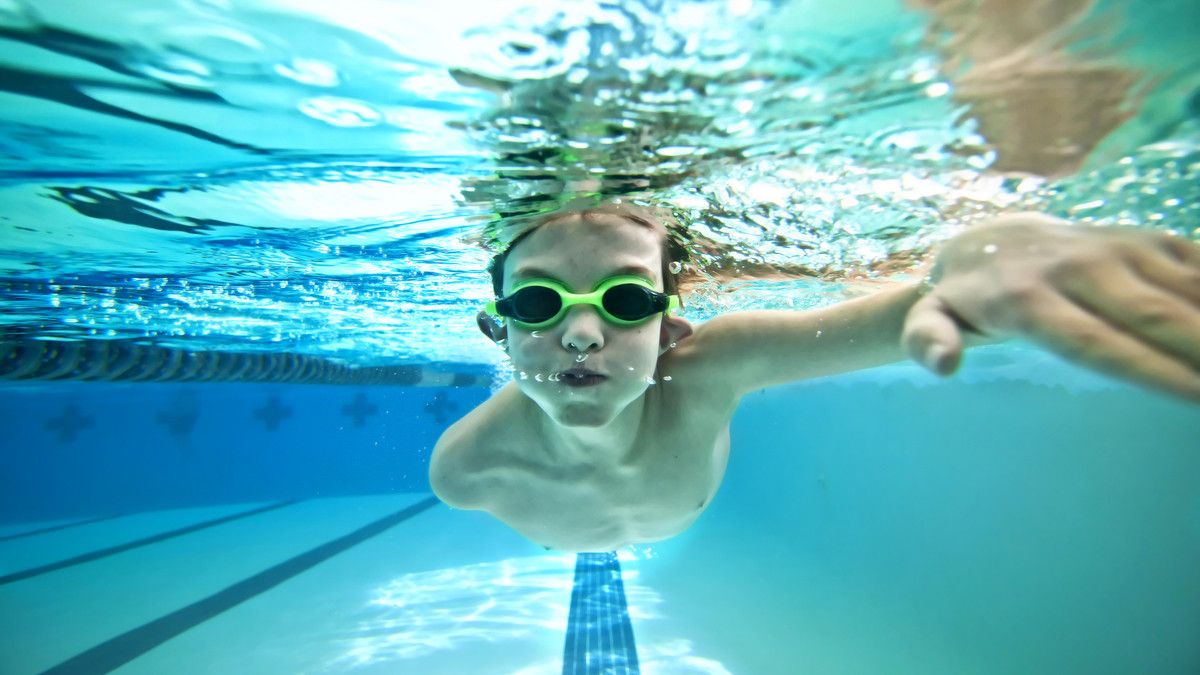 Jangan Dilakukan, Ini Bahaya Makan Sambil Berenang