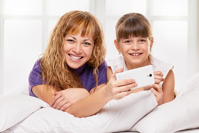 Bahaya yang Mengintai Jika Anda Main HP Dekat Anak