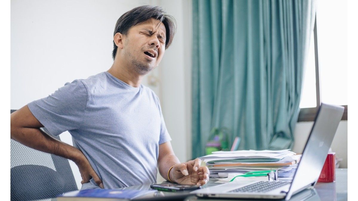 Duduk Lama Saat WFH Bikin Lelah? Ini Cara Mengatasinya