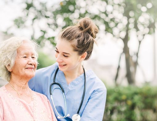 Beragam Manfaat Pijat Geriatrik untuk Lansia yang Perlu Kamu Tahu