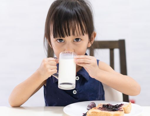 Anak Susah Makan, Penuhi Nutrisinya dengan Susu