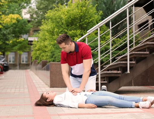 Pertolongan Pertama pada Penumpang Pingsan Saat Naik MRT