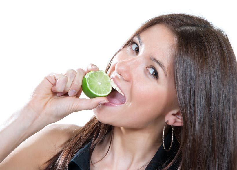 Memutihkan Gigi dengan Buah Jeruk