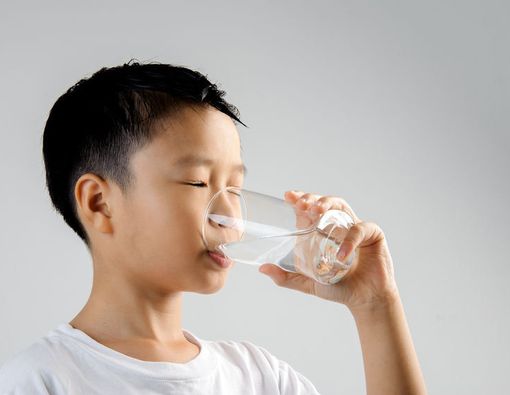 Berapa Kebutuhan Air Minum yang Ideal untuk Anak?